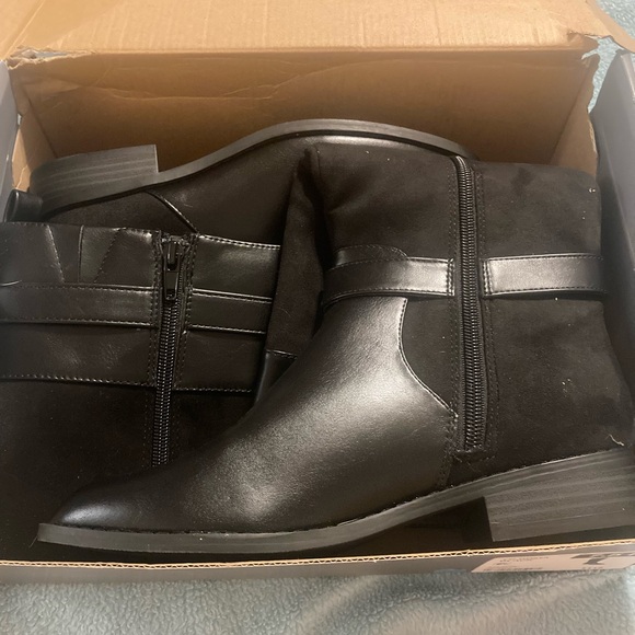 New with tags. Liz Claiborne boots. 7.5M. Black with gold accents. - Picture 6 of 11